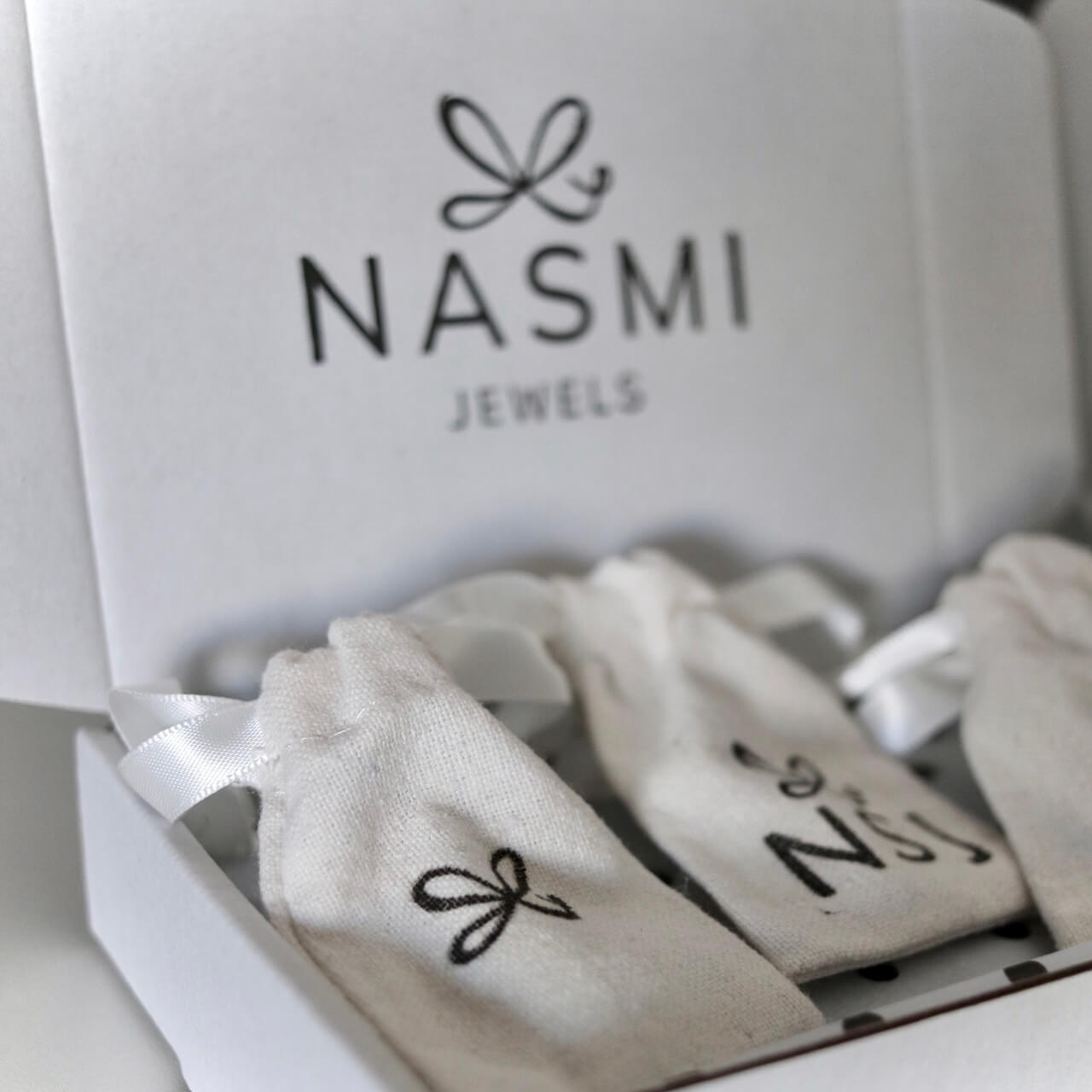 Пакування Nasmi Jewels — фірмова коробочка та мішечок